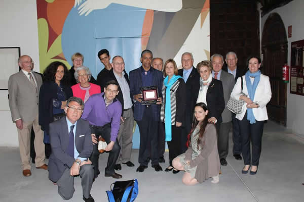 Con la placa de presidente de honor