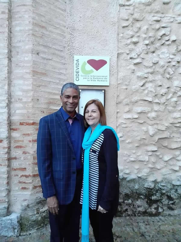 Oscar y Elsa en la entrada del CIDEVIDA
